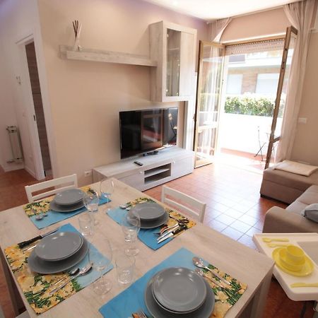 Beach House, 300 M Dal Mare, Marina Di Massa Buitenkant foto