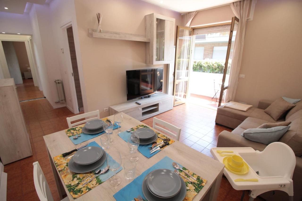 Beach House, 300 M Dal Mare, Marina Di Massa Buitenkant foto